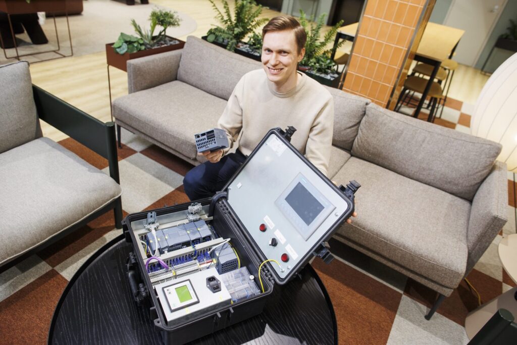 Kuvassa Geonovan tekninen johtaja Ossi kaihua. Salkussa on kysyntäjoustolaitteisto, jolla voidaan testata yksittäisen, tietyssä kiinteistössä olevan maalämpöjärjestelmän joustokykyä. Kuva: Petteri Kivimäki