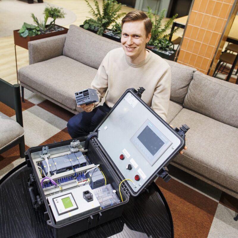 Kuvassa Geonovan tekninen johtaja Ossi kaihua. Salkussa on kysyntäjoustolaitteisto, jolla voidaan testata yksittäisen, tietyssä kiinteistössä olevan maalämpöjärjestelmän joustokykyä. Kuva: Petteri Kivimäki